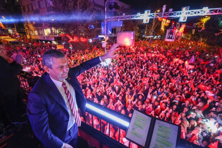 Özgür Özel: “Cumhuriyet’in dört ana kolonu var; ikisini kestiler, birinin dibine dinamit döşediler”