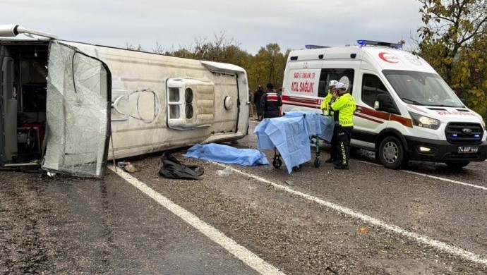 Bartın’da işçi servisi devrildi: 1 ölü, 19 yaralı