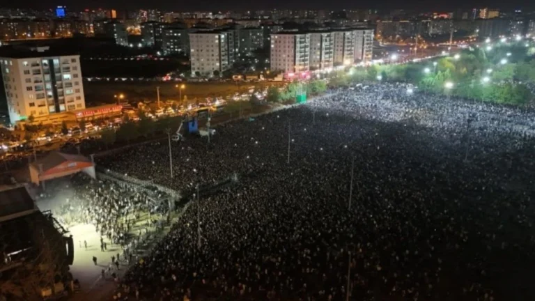 Koma Amed, 30 yılın ardından Diyarbakır’da unutulmaz bir konser verdi
