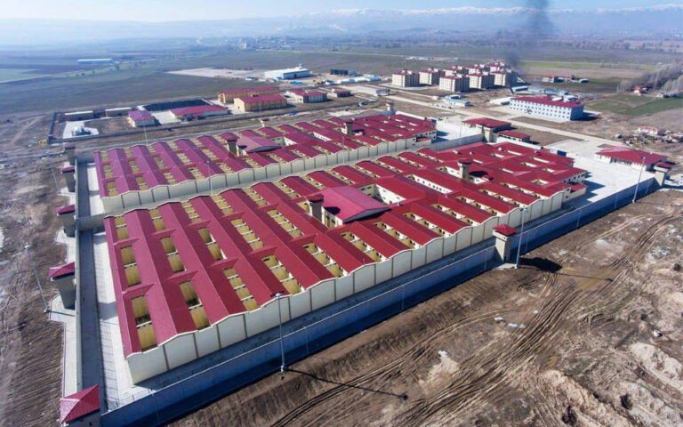 “Kuyu tipi” hapishanelerdeki açlık grevleri ölüm sınırında: “Hâlâ seslerini duyan yok”