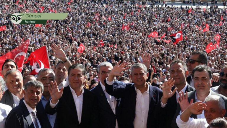 Özgür Özel’den kurultay hamlesi: Delegeler imza toplamaya başladı