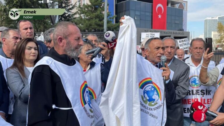 Emekliler kefen fırlatarak isyan etti: “Ya geçim ya seçim”